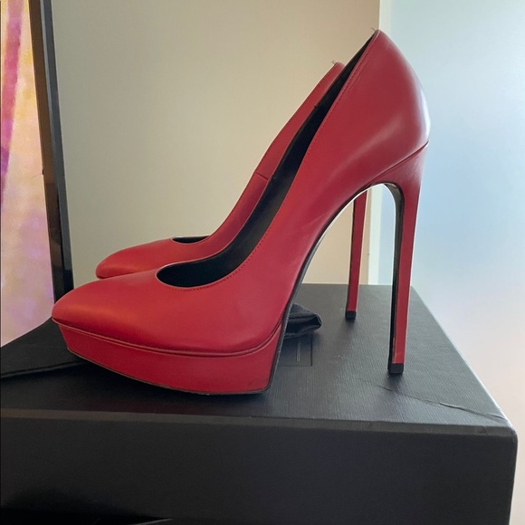 Saint Laurent pumps heels with box, one time dressed
Size: 38 Us 8 - Picture 1 of 3